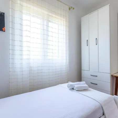 Holiday home 2 Bedroom Pet Friendly In *