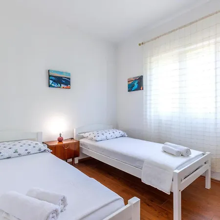Vikendica Two-bedroom In Sucuraj